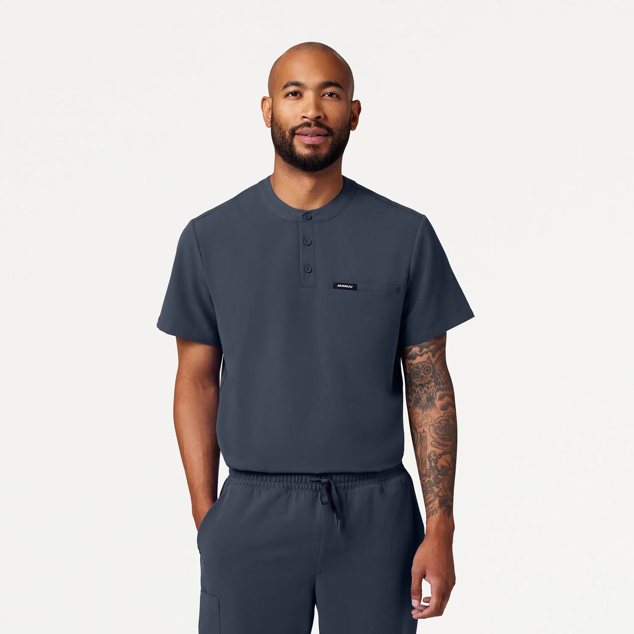 Overstock Sale Jaanuu Men's Reeve Henley Scrub Top - Carbon Gray