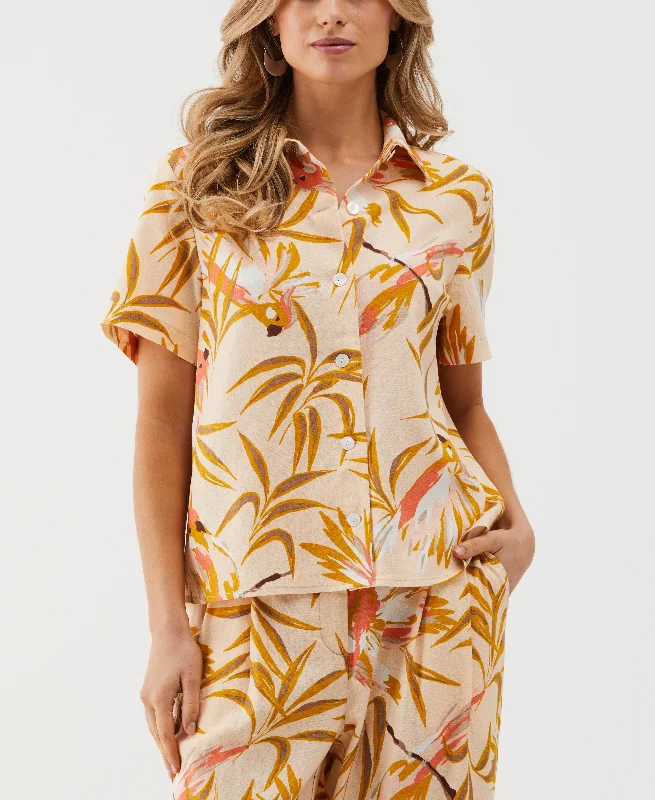 Weekend Deals That Sizzle Petite Paradise Print Linen Blend Pleated Back Top