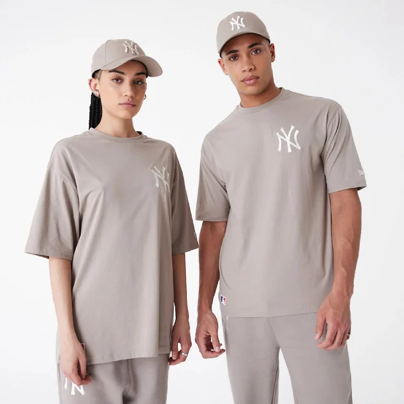 New York Yankees League Essential Beige Oversized T-Shirt